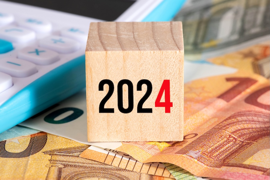 Euro Geldscheine, Taschenrechner und die Finanzen im Jahr 2024 Euro Geldscheine, Taschenrechner und die Finanzen im Jahr 2024